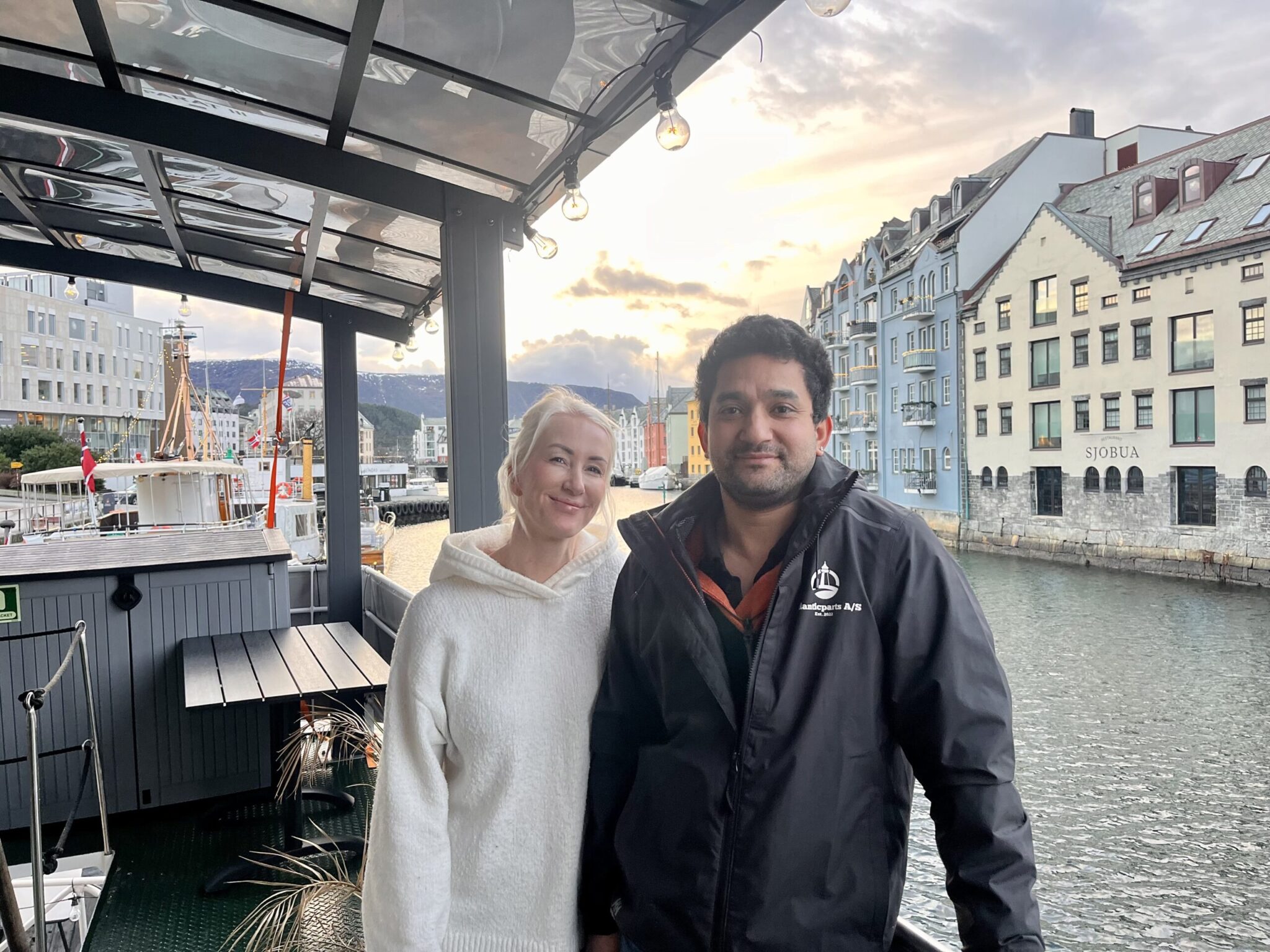 Marie Sunde og Adriano Skarstein er veldig fornøyd med kaiplassen i Ålesundet. Foto: Anne Solveig B. Trnadal