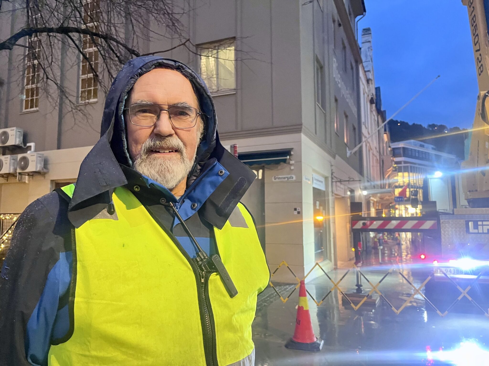 Per Steinar Hellevik som er med i husstyret er også med for å passe på arbeidet og gata. Foto: Anne Solveig B. Trandal