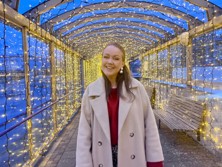 Cathrine Hellandsvik har pyntet Ålesund til jul i mange år og trives aller best når hun får skape stemning for andre. Foto: Anne Solveig B. Trandal