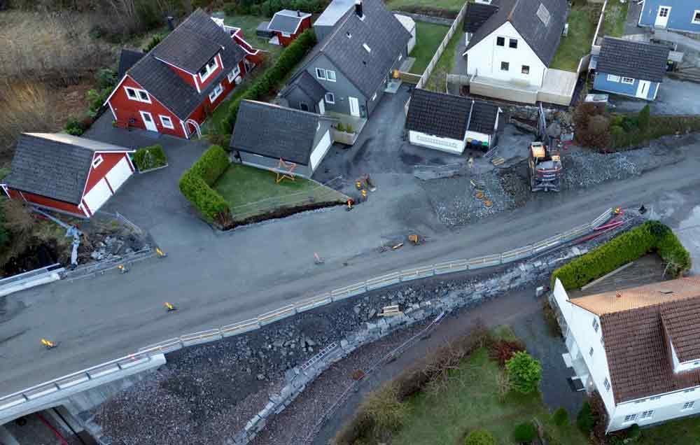 Fortauet ved gangveg i Ramsvika har fått natursteinsmur, og skal utvidest. Fotograf: Eivind Finnes