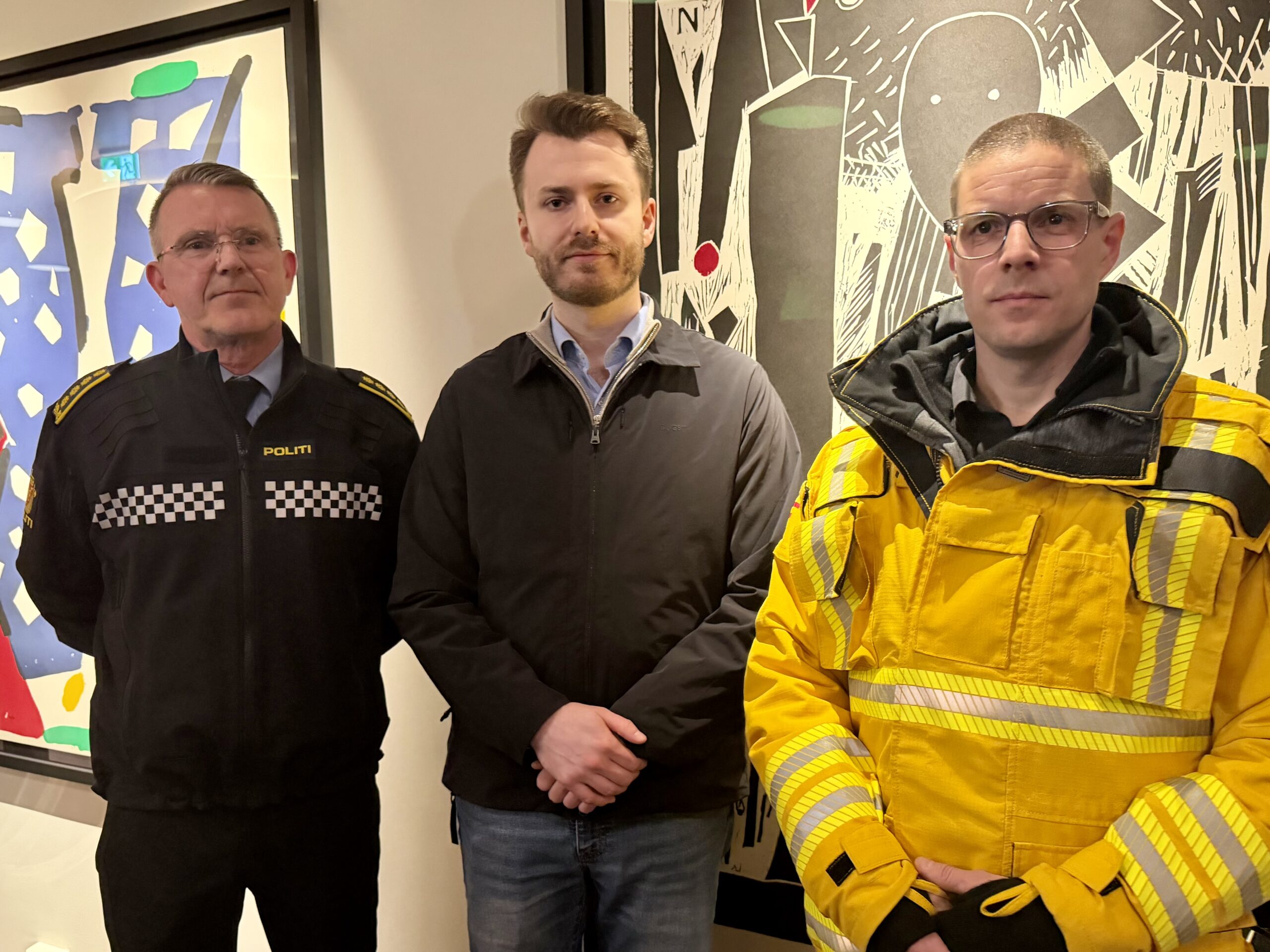 Politistasjonssjef Oddbjørn Solheim, ordfører Håkon Lykkebø Strand og brannsjef Sindre Egeness. Foto: Anne Solveig Trandal
