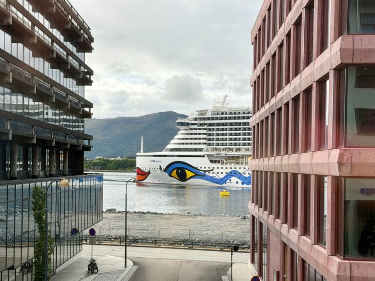 Cruiseskipet Aida Prima forlater Ålesund.