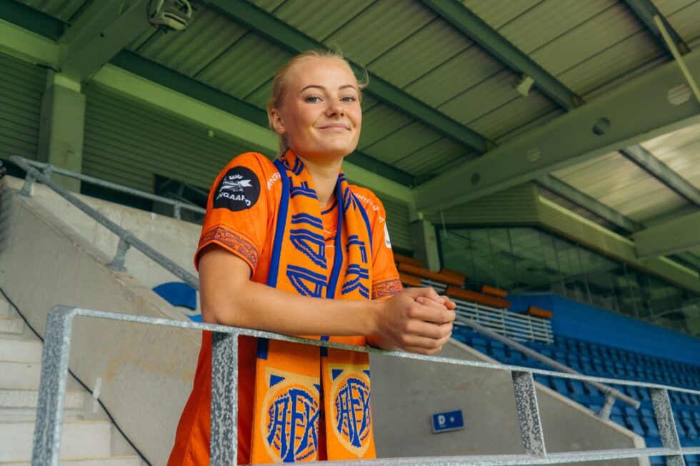 Hannah Aurbekkholen beskriver seg som en rask og teknisk spiller som liker å utfordre én mot én og jakte mål.