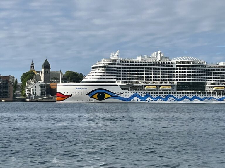 Aida Prima til kai i Ålesund.