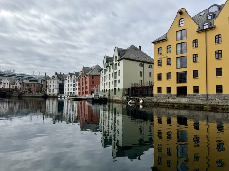 Illustrasjonsfoto fra Ålesund sentrum. En TV-produksjon skal etter planen ha base i Ålesund-området i august.