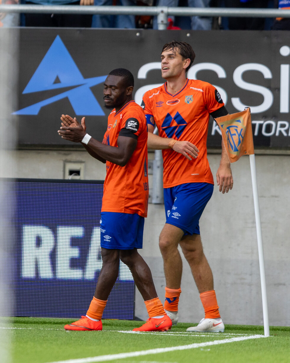 Lagkaptein Mac Christensen (til høyre) har nettopp satt inn 2-0, og her jubler han med Uba Charles. Foto: Jon Forberg