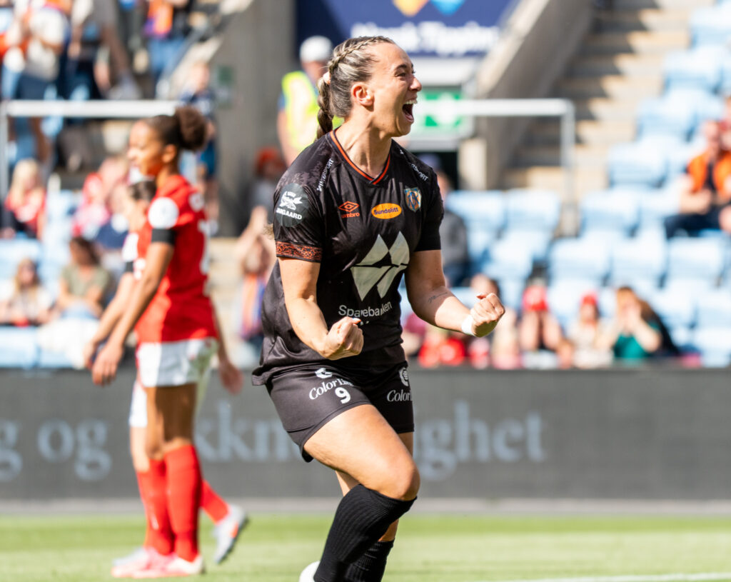 Sunde header inn 1-0 til AaFK etter seks minutter.