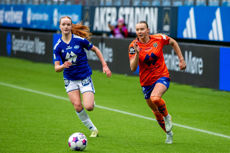 Sanne Lekven (t.h) i aksjon i Toppserien tidligere i år.
